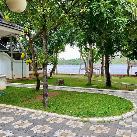 Apartmán Waterfront By Palmyra Kollam Exteriér fotografie