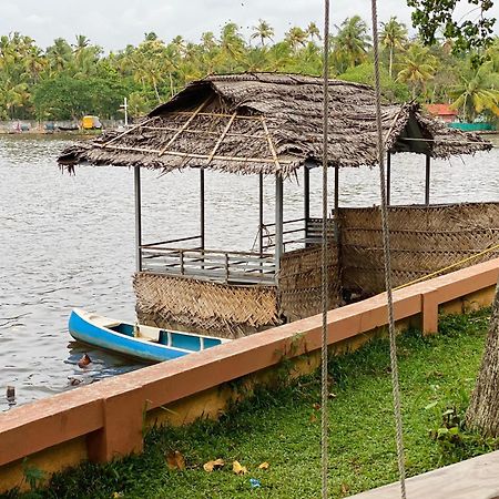 Apartmán Waterfront By Palmyra Kollam Exteriér fotografie