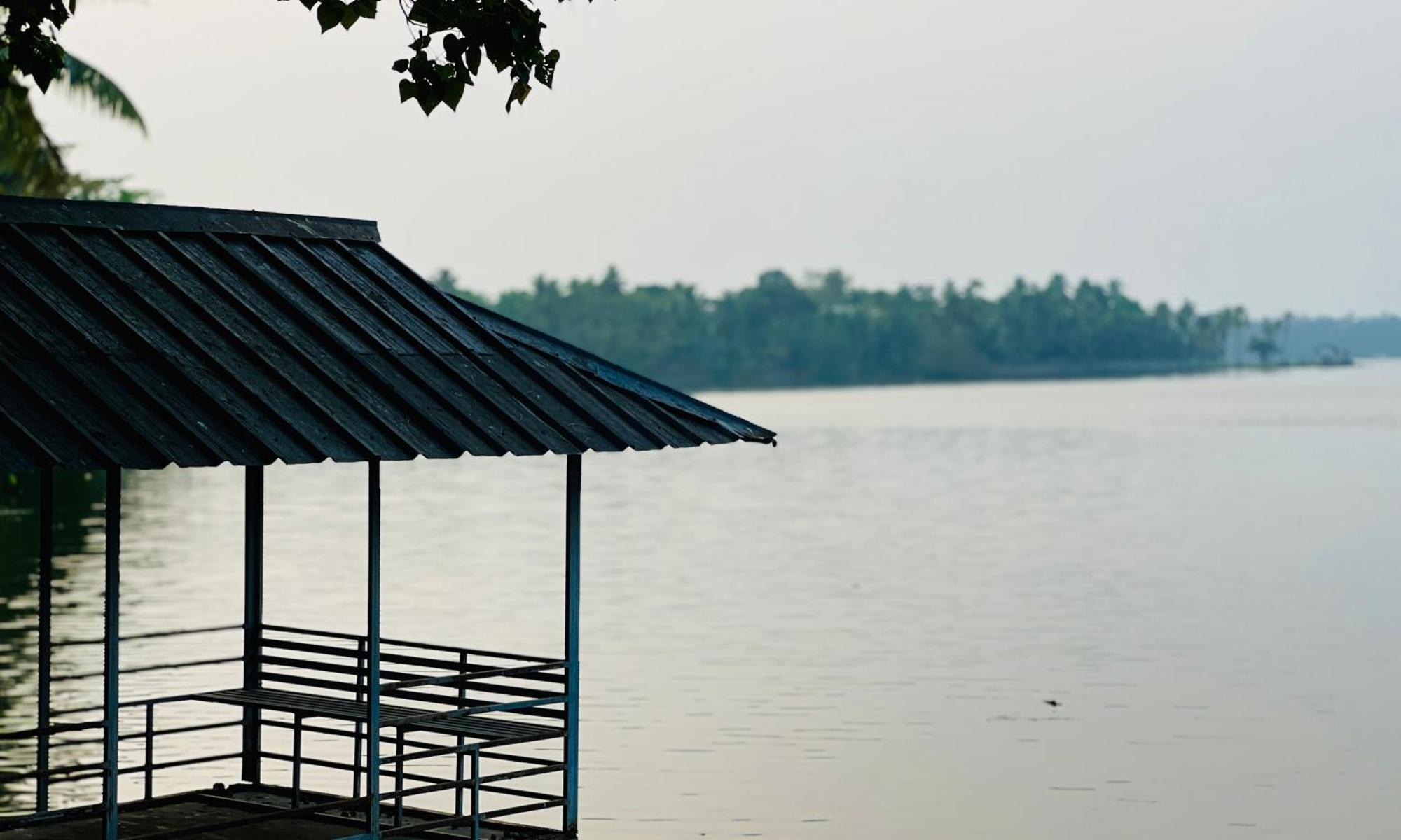 Apartmán Waterfront By Palmyra Kollam Exteriér fotografie