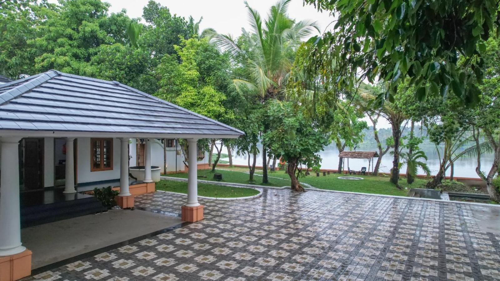 Apartmán Waterfront By Palmyra Kollam Exteriér fotografie