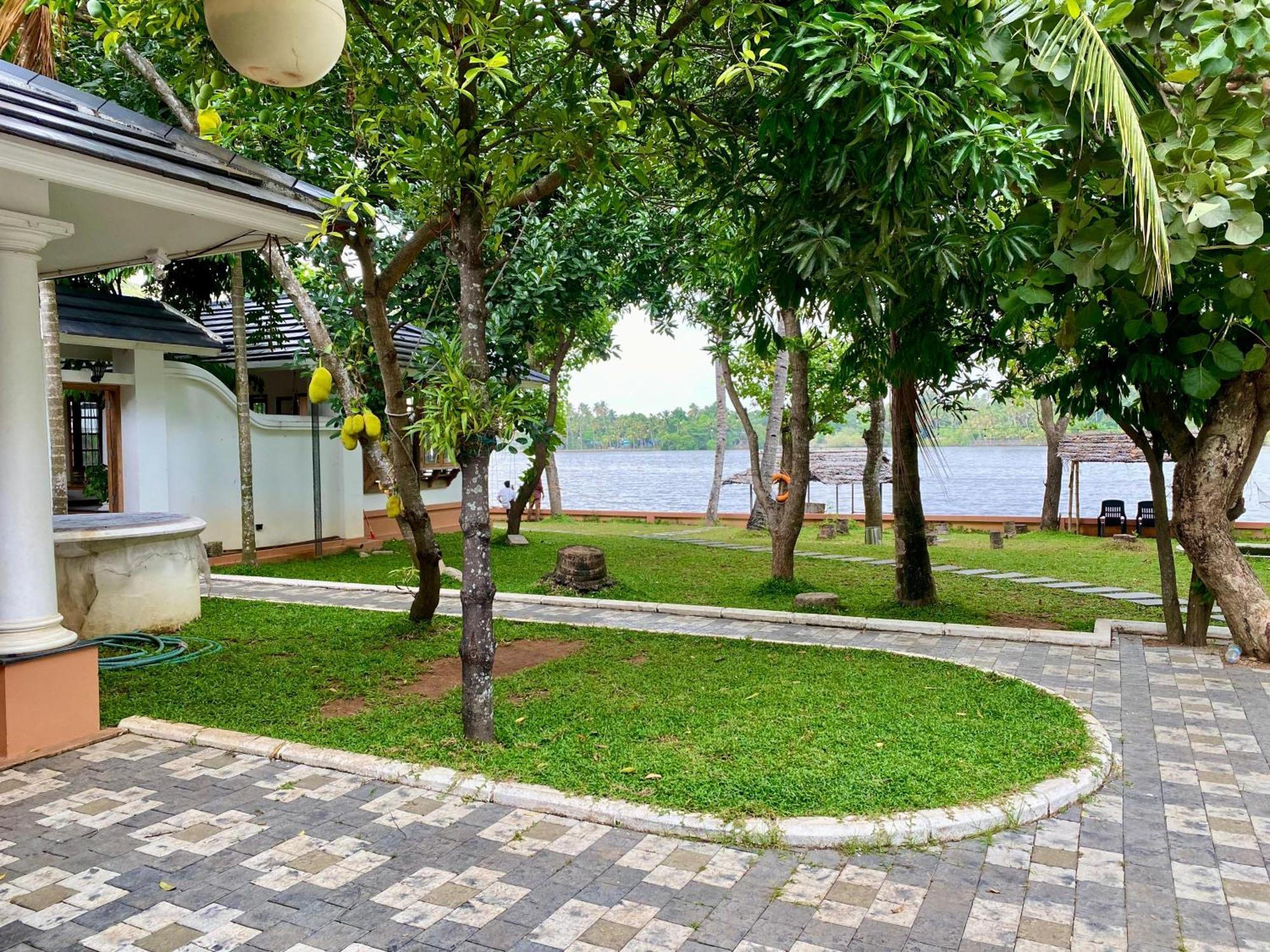 Apartmán Waterfront By Palmyra Kollam Exteriér fotografie
